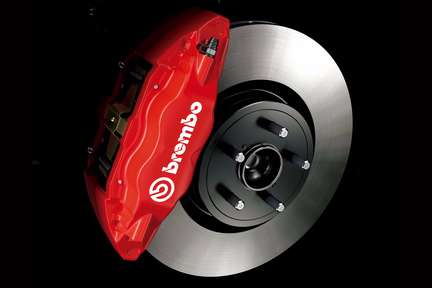 brembo製ベンチレーテッドディスクブレーキ（フロント・リヤ）