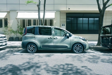 Z（ハイブリッド・2WD・7人乗り）